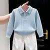 Ropa infantil coreana 2026 otoño e invierno nuevo estilo azul hueco cuello polo suéter de punto niños pantalones casuales rectos blancos