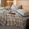Juego de ropa de cama de cuatro piezas de algodón puro a cuadros simple con funda de edredón para dormitorio de estudiante masculino, juego de ropa de cama de algodón lavado de algodón completo con juego de sábanas de tres piezas