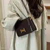 Bolsa de ombro para o dia a dia, bolsa transversal quadrada pequena, nova moda vintage 2026, estilo casual de outono, versátil e de nicho