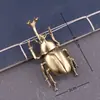 Figura Creativa de Escarabajo Pequeño de Latón, un Adorno de Mano Ricamente Decorado para Decoración del Hogar, Escritorio de Oficina y Decoración de Mascota de Té