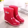Botas de lluvia para mujer antideslizantes cortas zapatos de agua moda cálidas botas de agua para adulto zapatos bajos de goma botas de lluvia forradas de felpa entrega de una sola pieza