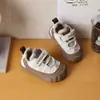 Sapatos para Andador de Bebê 2026 Outono Novo Estilo Sapatos Casuais Versáteis para Meninas Tênis para Meninos Solado Macio Antiderrapante Respirável Sapatos Esportivos