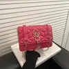 Bolso texturizado al por mayor para mujer, nuevo modelo primavera 2026, bolso de hombro acolchado con flecos, bolso cruzado con cadena