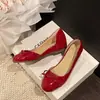 Zapatos de mujer de estilo coreano color nude de corte bajo, nuevos 2026 para verano y otoño, zapatos Mary Jane que aumentan la altura, charol con lazo, suela plana