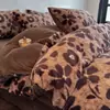Juego de Ropa de Cama de Cuatro Piezas de Peluche de Piel de Conejo con Estampado de Leopardo Maillard Cubre Duvet de Felpa de Coral de Leche Grueso para Invierno Sábana Cálida Ropa de Cama