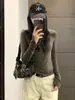 Camiseta de manga larga color verde militar estilo coreano para mujer, perfecta para principios de otoño como capa base, ofreciendo un look sofisticado y único con un corte ajustado.