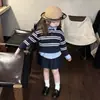 Novo look de outono para meninas: conjunto de moletom listrado e saia plissada, um conjunto de duas peças estiloso e versátil com um visual preppy inspirado na faculdade