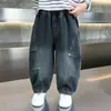 Calça Jeans Infantil 2107 Primavera e Outono 2026 Novo Estilo Crianças Pequenas e Médias Estilo Coreano Moda Tendência Perna Curva Calça Longa Outono Infantil
