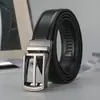 Cinturón de hombre casual de negocios, hebilla automática de aleación, versátil para trajes y jeans, hebilla de pasador sintética, moda de lujo ligero