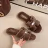 Chinelos peludos femininos para uso externo, novo estilo 2026, design de boca de peixe, estilo coreano casual, moderno, para uso em casa, planos, estilosos, quentes e populares