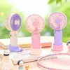 2026 Nuevo Modelo Estilo Fresco Bloqueo de Color Ventilador de Mano Mini Recargable por USB con Base Soporte de Escritorio Ventilador Pequeño