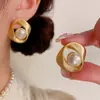 Pendientes geométricos de perlas con acabado metálico cepillado, únicos y elegantes, estilo simple y cool, pendientes vintage europeos y americanos