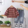 Conjunto Elegante de Manga Longa para Meninos Primavera 2026 Nova Moda Infantil Primavera e Outono Conjunto de Três Peças Xadrez Atacado
