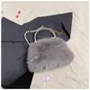 Bolso de mano de felpa nuevo otoño/invierno 2026, bolso bandolera de cadena de perlas a la moda, bolso cuadrado pequeño moderno y elegante