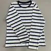 Camiseta de otoño nueva de manga larga a rayas beige y azul retro para mujer, cuello redondo, corte holgado, casual, versátil, top base adelgazante