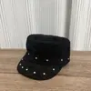 Gorra de Béisbol de Ala Plana con Remaches Estilo Retro Americano Primavera/Otoño 2026 para Mujer Estilo Coreano Personalidad Moda Versátil Adelgazante de Rostro Sombrero de Equitación