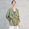 Trench Coat de Linho para Trabalho com Silhueta Solta e Gola Reversível, Versátil para o Outono, Estilo de Nicho, Ajuste na Cintura, Estilo Old Money, Jaqueta de Algodão e Linho Verde Militar