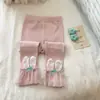 Nuevos leggings de encaje para niñas, con un diseño de lazo y patchwork de malla, pantalones largos lindos y versátiles para niñas pequeñas