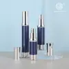 Botella dispensadora con tapa plateada de 15 ml, 20 ml, 30 ml, botella de loción al vacío, material de embalaje cosmético de plástico como botella de vacío de plástico