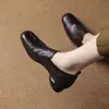Zapatos de tacón grueso retro de una sola pieza para mujer 2026 Primavera Otoño Moda Nuevo estilo Estilo británico Sin cordones Zapatos pequeños de cuero Mocasines de tacón medio