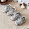 Zapatos Deportivos Infantiles 2026 Otoño Nuevo Estilo Suela Suave Zapatos Forrest Gump Lindos Zapatos Casuales para Niñas Antideslizantes Resistentes al Desgaste Zapatos para Niños Pequeños