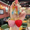 Llavero Creativo y de Moda con Bloques de Color y Cuentas, Totalmente Cubierto de Pedrería, Diseño de Fresa 3D, Lindo y Dulce, Accesorio de Alto Valor para Bolsos de Niñas
