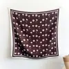 Lenço quadrado de seda artificial de alta qualidade com estampa de rosas estilo coreano para mulheres, fino, elegante, luxo leve, lenço e xale estilosos para mulheres