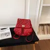 Mochila Feminina Acolchoada com Fio de Diamante 2026 Nova Tendência Versátil para o Dia a Dia Mochila de Corrente Passeio Viagem Pequena Bolsa Escolar