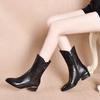 Botas de Cano Curto da Moda com Bico Fino Femininas Outono/Inverno 2024 Novas Botas Médias Pretas de Couro Bovino com Detalhe de Laço e Zíper Lateral