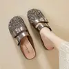 Novas Chinelas Femininas Meio Fechadas para Primavera/Verão 2026 com Design Vazado e Strass, Boca Rasa, Aumentadoras de Altura, Estilo Slip-On