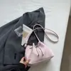 Estilo Novo Primavera e Verão Personalizado Urbano Simples Bolsa de Mão Plissada Bolsa Saco Moda Versátil Doce Elegante Bolsa Transversal com Corrente
