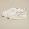 Zapatos blancos de verano para mujer, zapatos de cuero impermeables para mujer, zapatillas deportivas casuales nuevas de otoño 2026 que aumentan la altura con suelas blandas