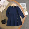Vestido A-line Infantil de Gola Redonda com Botões Diagonais e Manga Longa na Cor Verde Tesouro, Vestido Casual de Outono para Meninas, Fornecimento de Roupas Infantis