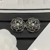Nuevos Pendientes Chanel-Style Doble C Camelia Rosa con Logo, Aguja Plateada, Pendientes de Lujo de Alta Gama para Mujer 2025