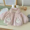 QW262966 Chaqueta Infantil 2026 Colección Otoño Nueva Chaqueta Cálida Ondulada con Cuello de Orejas de Conejo 3D para Niñas