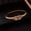 Pulsera Nudo de Circonita Hueca Electrochapada en Oro Real de 18K, Pulsera de Lujo Ligero de Gama Alta, Accesorio de Mano Moderno y Versátil para Mujeres