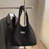 2025 Nuevo Bolso Simple de Color Sólido para Mujer Gran Capacidad Plisado Color Sólido Bolso de Tela Casual Otoño e Invierno Ligero Nuevo Bolso de Hombro