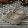 9.0 Sensación de pisar mierda Suela Gruesa Aumentada Zapatos con Agujeros Mujer Verano Antideslizantes Nuevos Zapatillas de Interior para el Hogar Playa Mar Suaves