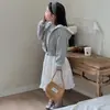 Conjunto de Ropa para Niña Primavera y Otoño 2026 Nuevo Elegante Sudadera con Capucha para Bebé Niña, Camiseta Básica y Falda Conjunto de Tres Piezas Moderno