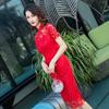 Encaje Bordado Rojo Chino de Longitud Media 2026 Nuevo Estilo Elegante Vestido para Banquete de Bodas Corte Entallado Cheongsam