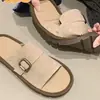 Sapatos femininos 2026 moda verão novo estilo sandálias slip-on de sola macia para uso externo, chinelos casuais confortáveis de sola grossa baixa