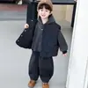 Conjunto de Roupa de Inverno Masculina de Três Peças com Colete Listrado Estilo Coreano Roupas de Terno Grossas da Moda para Crianças Pequenas e Médias Comércio Exterior