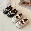 Zapatos pequeños de piel para niña, nueva colección primavera/otoño 2026, modernos zapatos de princesa con pedrería y hebilla metálica, zapatos de actuación para niños, zapatos sencillos para bebé