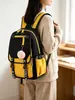 Mochila moderna em duas cores com pingente de pompom fofo, fivela de tira, mochila escolar em estilo feminino, grande capacidade e mochila durável