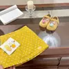 Nuevo Conjunto de Verano para Niñas 2026 Moderno Chaleco Amarillo Floral con Tirantes Estilo Coreano Falda de Lunares para Bebé