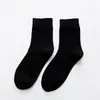 Calcetines de media pantorrilla para hombre para primavera y otoño, transpirables, absorbentes de sudor, antibacterianos, resistentes al olor, calcetines deportivos largos para jóvenes, calcetines de color liso