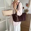 Bolso de mano de gamuza y terciopelo relajado para mujer 2026 Nuevo de gran capacidad para ir al trabajo, bolso de axila, bolso de mano simple y versátil