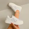 2026 Novos Tênis Brancos com Malha Respirável e Solado Grosso para Mulheres Verão Casual Versátil Aumento de Altura Solado Macio Tênis de Skate Esportivo