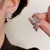 Brincos de zircônia com micro incrustações de agulha de prata 925, brincos femininos leves, design de nicho de luxo, brincos de alta qualidade, brincos requintados para mulheres