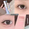 El lápiz de sombra para debajo de los ojos de doble punta sedoso kekemood es fácil de usar, ayuda a las madres a crear sombra debajo de los ojos sin esfuerzo, no se corre y proporciona corrector
